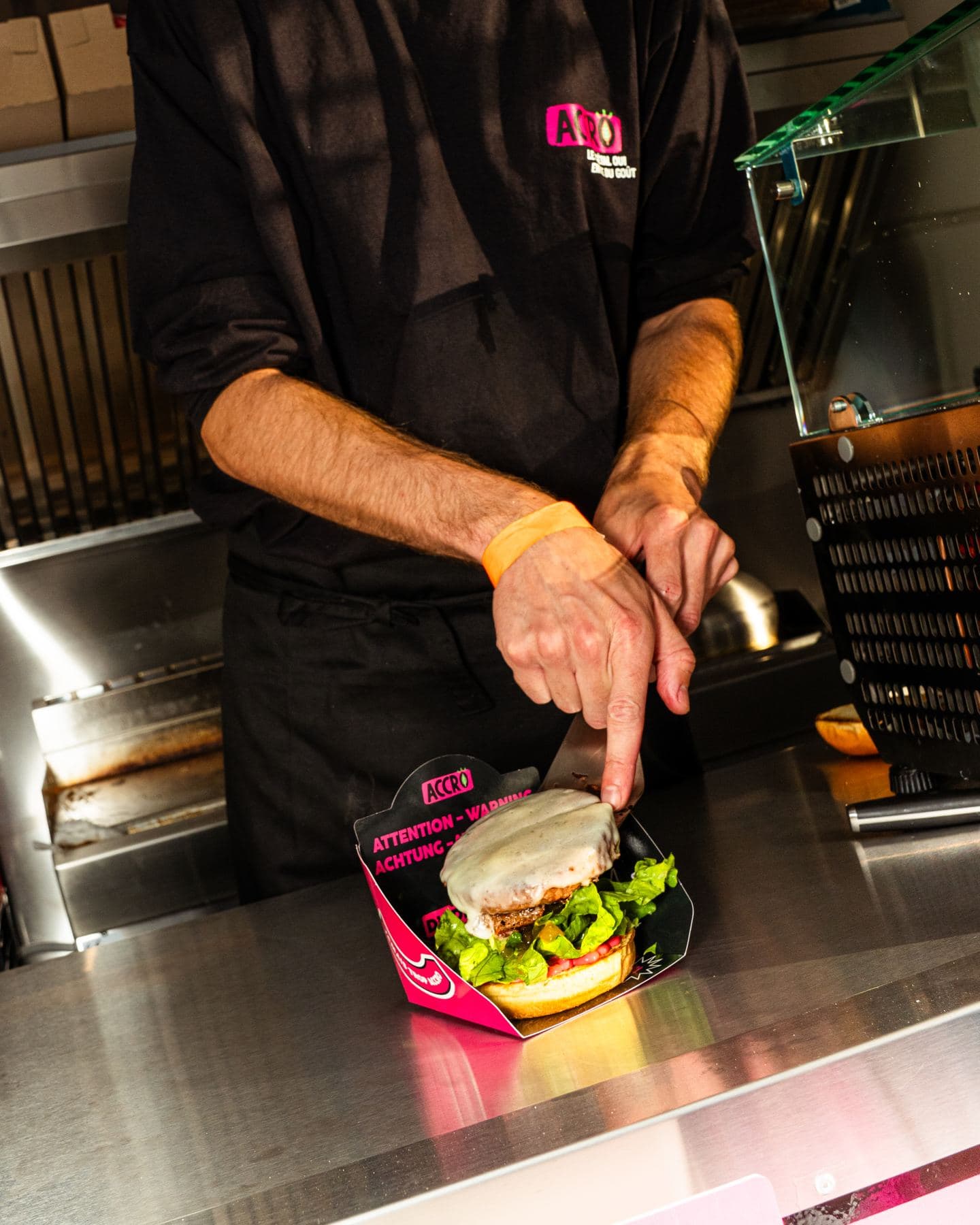 Composizione di un hamburger nella cucina di un food truck