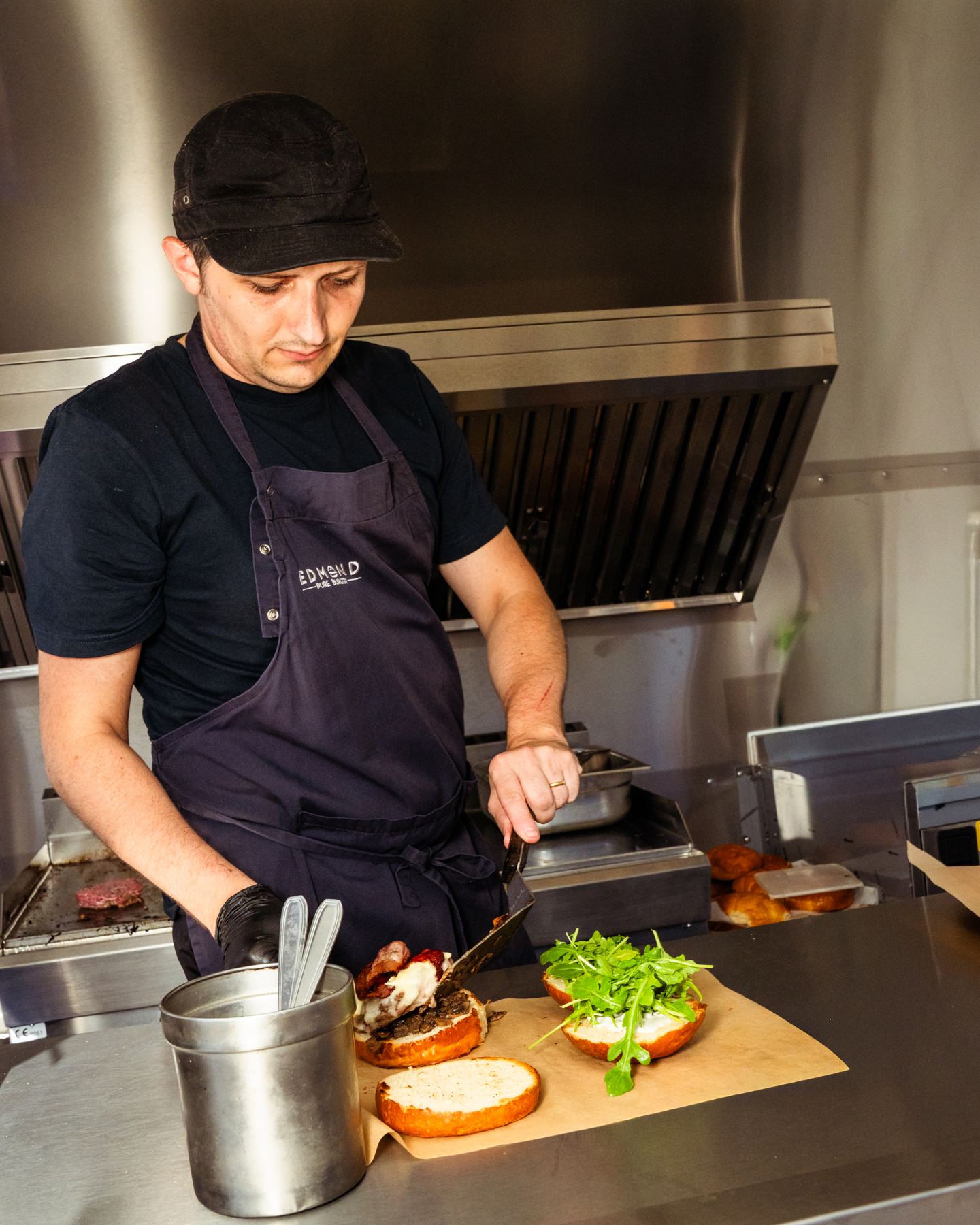 Piastra del food truck: hamburger in cottura nella cucina di un rimorchio food truck