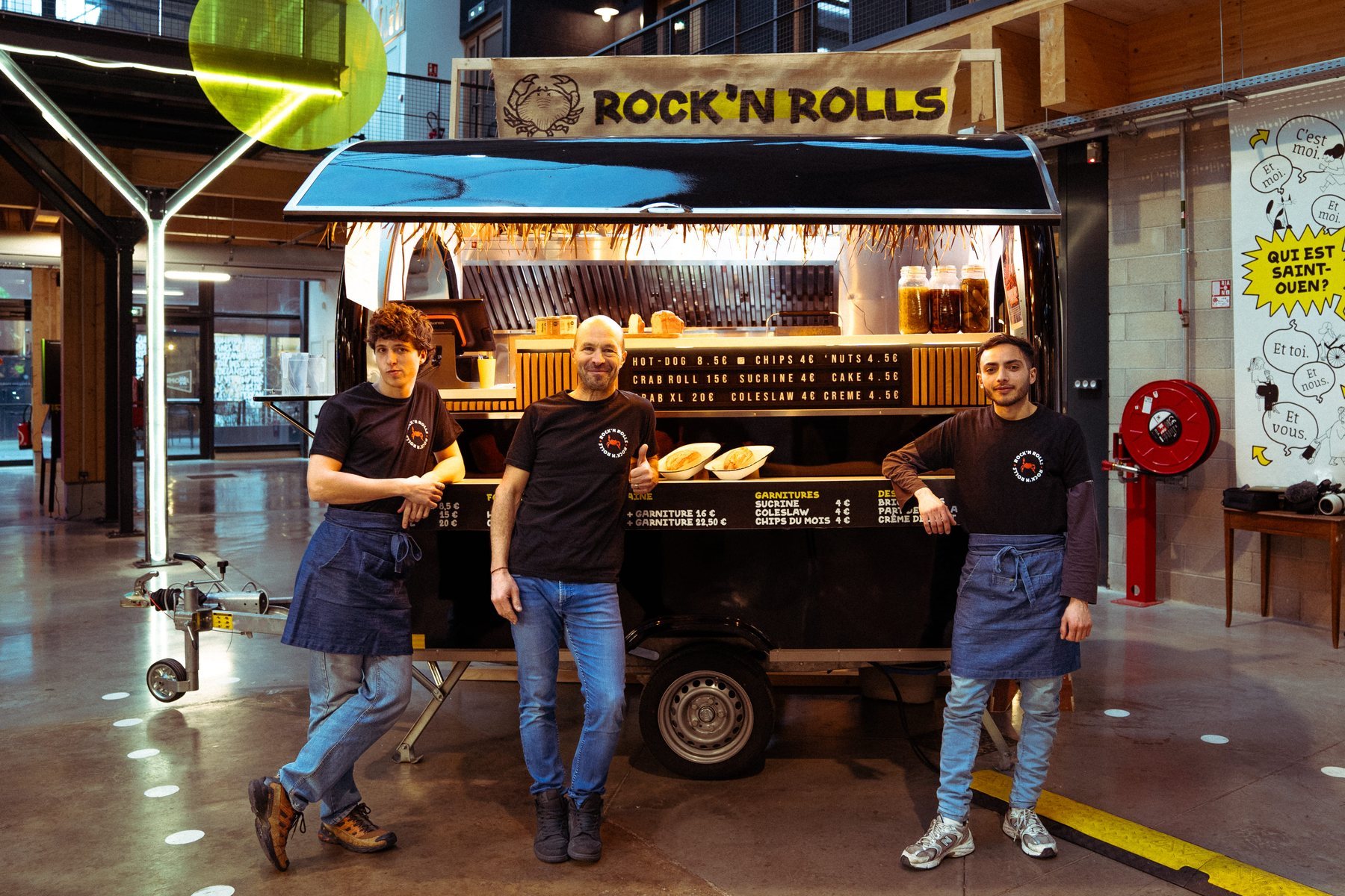 Aprire un food truck: il team di Rock’n Rolls davanti al proprio rimorchio, in un food court