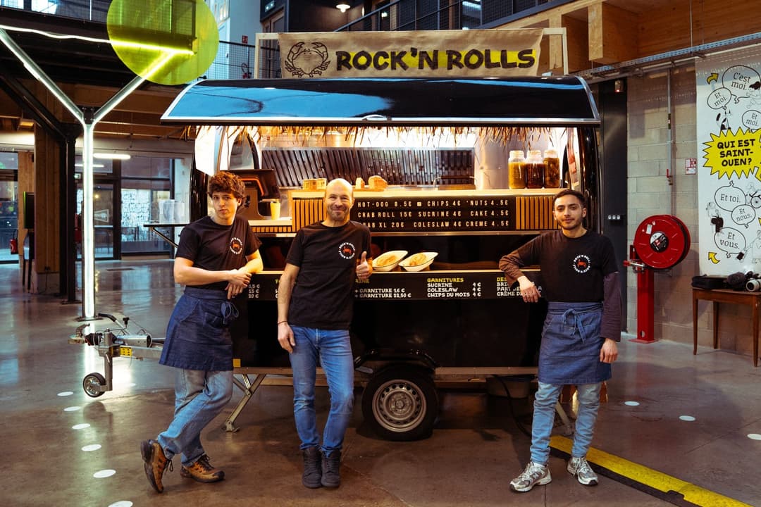 Aprire un food truck: il team di Rock’n Rolls davanti al proprio rimorchio, in un food court