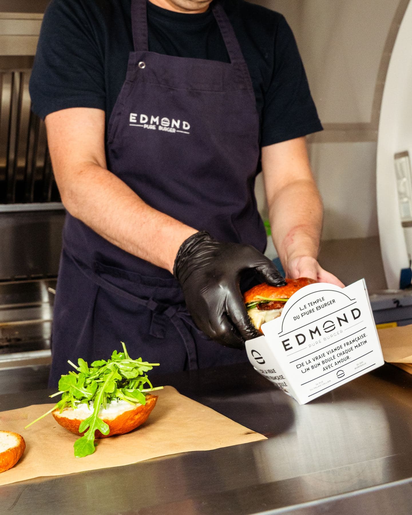 Preparazione di un hamburger nella cucina di un food truck