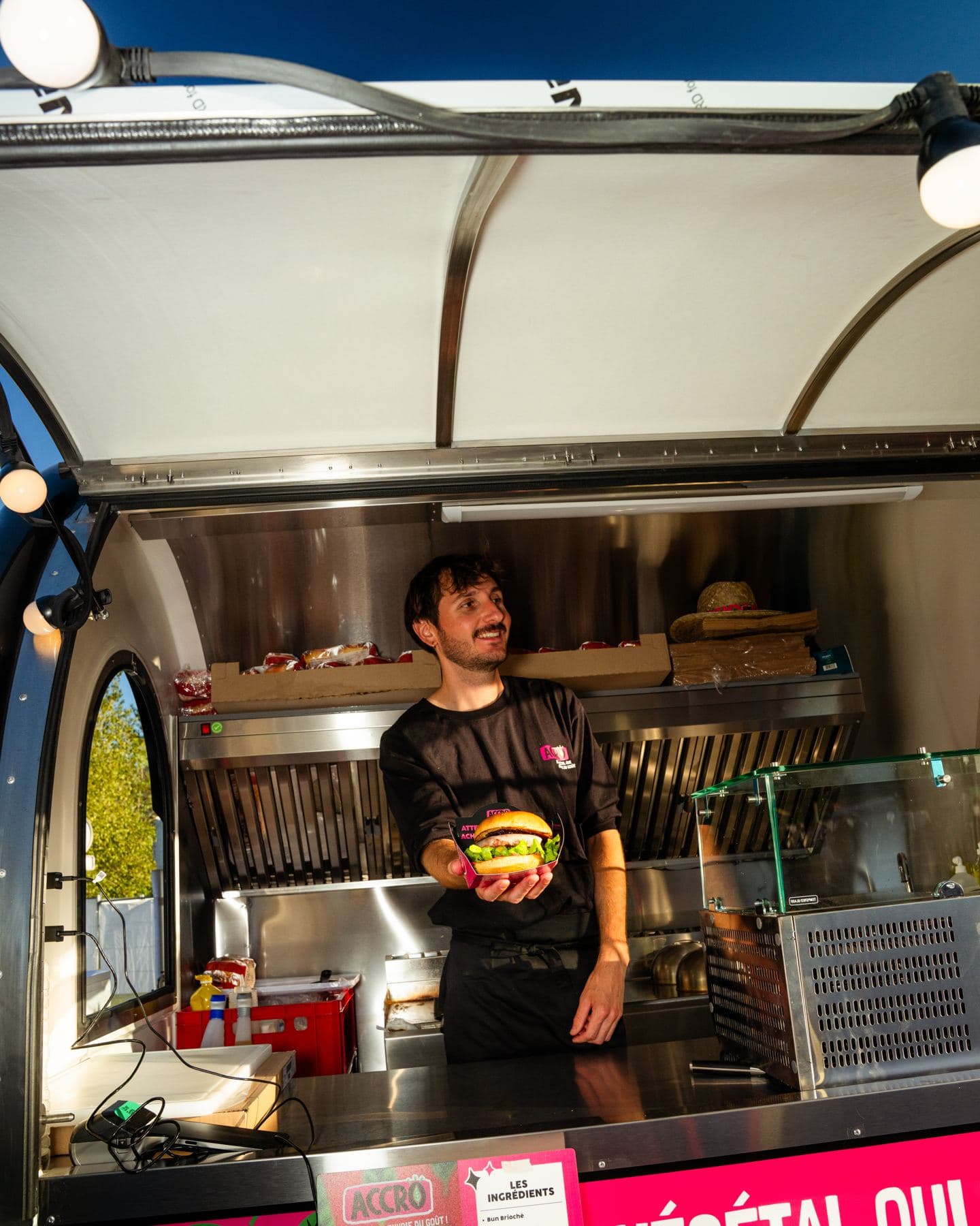 Servizio al bancone di un rimorchio food truck