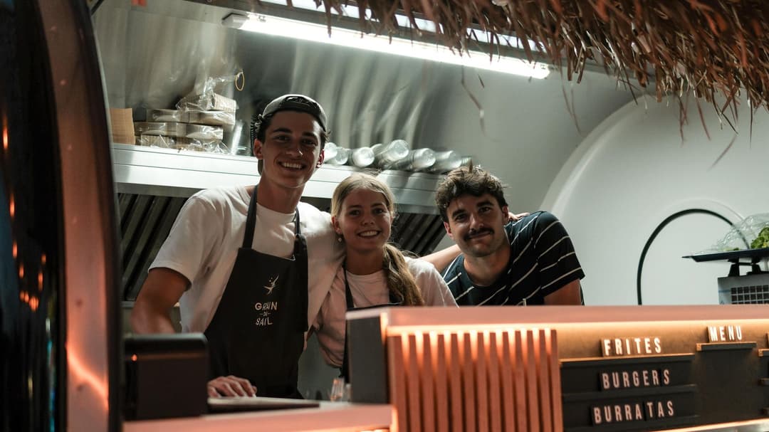 Una squadra al lavoro in un rimorchio food truck