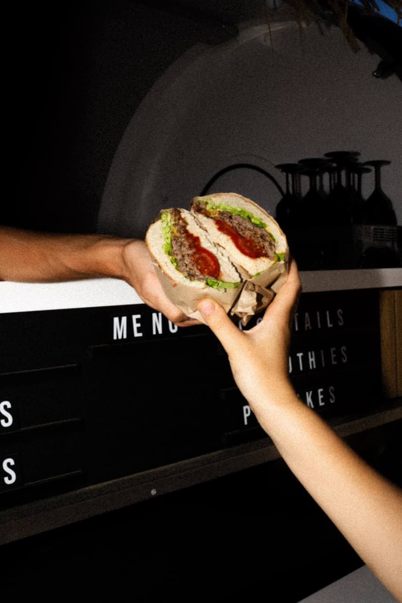 Hamburger servito dal food truck Twin Fin