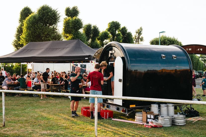 Food truck a un evento serale, con gli ospiti davanti al rimorchio