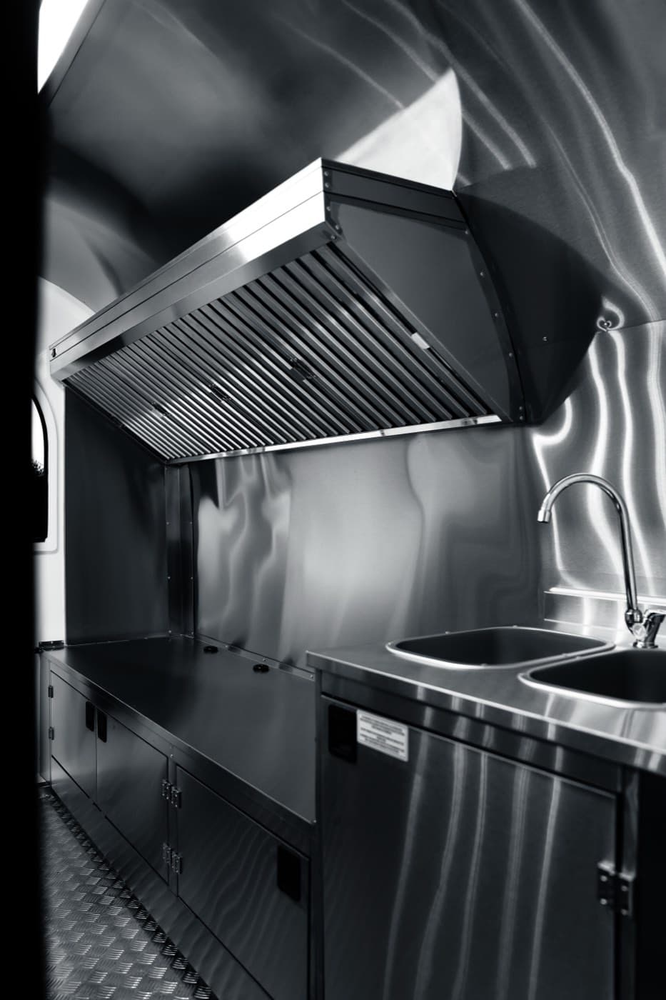 Cappa aspirante e piani di lavoro in acciaio inox del rimorchio food truck Chef+