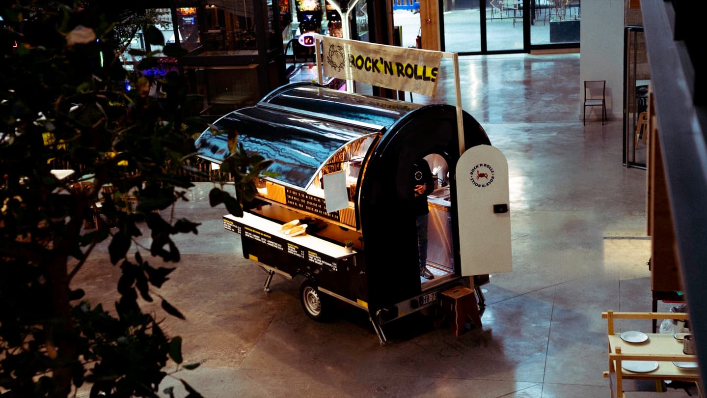 Il rimorchio food truck Chef+ BOLD di Rock’n Rolls in un food court, visto dall’alto