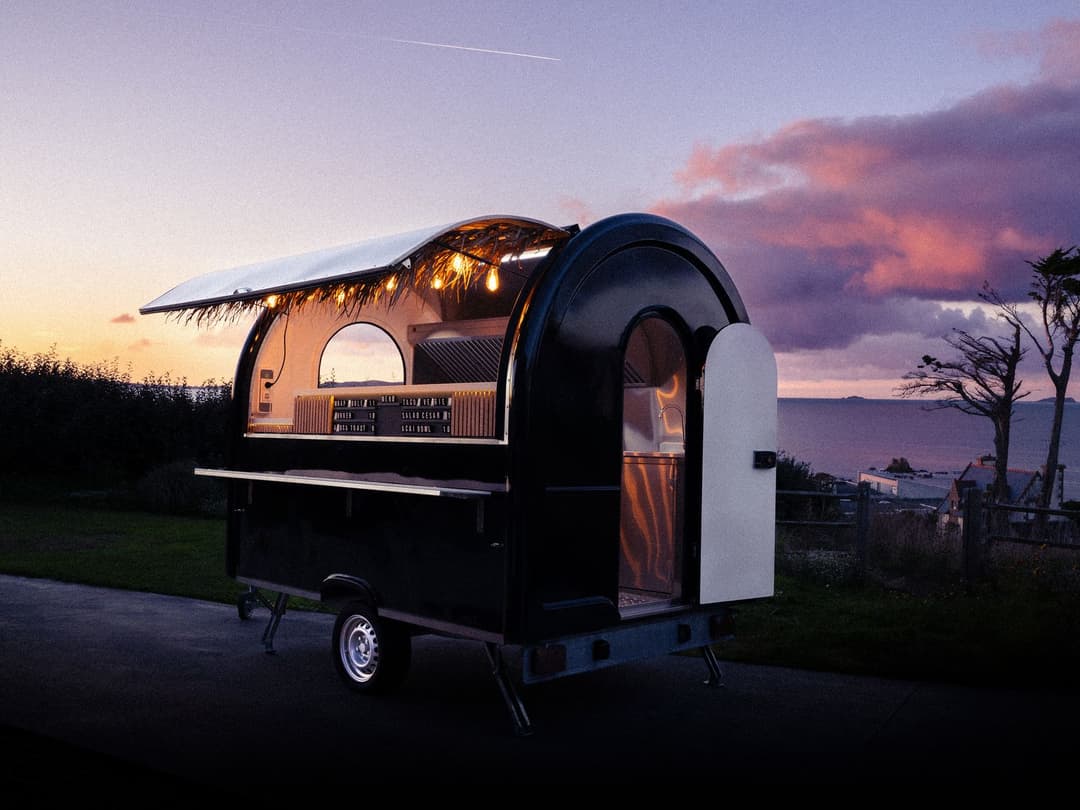 Rimorchio food truck al tramonto