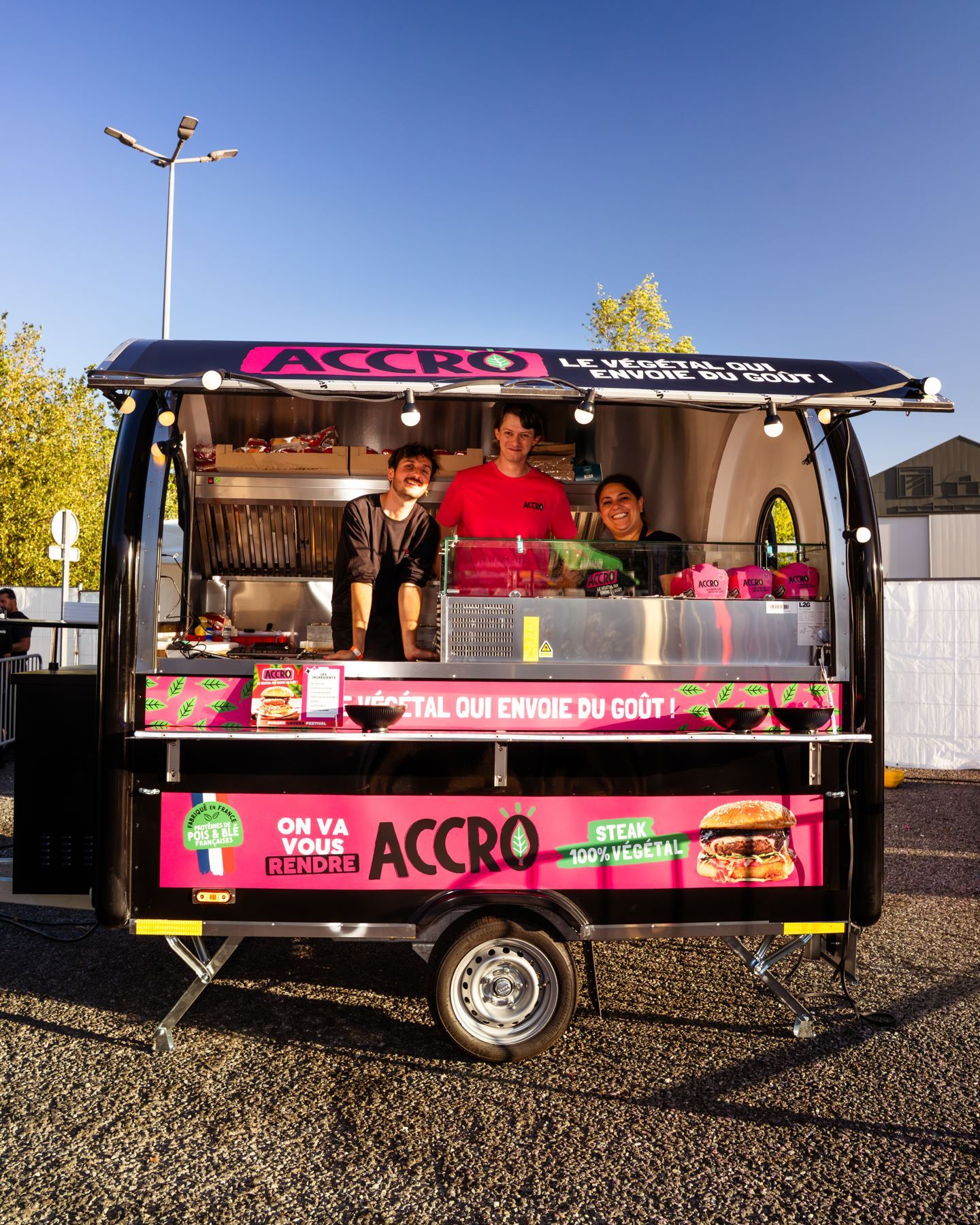 Rimorchio food truck hamburger di Accro, sistemato e pronto per il servizio