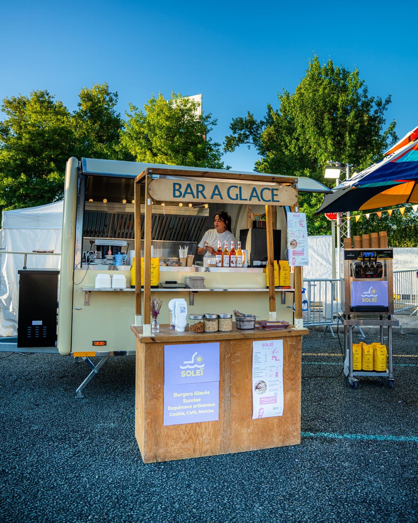 Food truck gelati: rimorchio gelati Frost beige «Bar à glace» in servizio