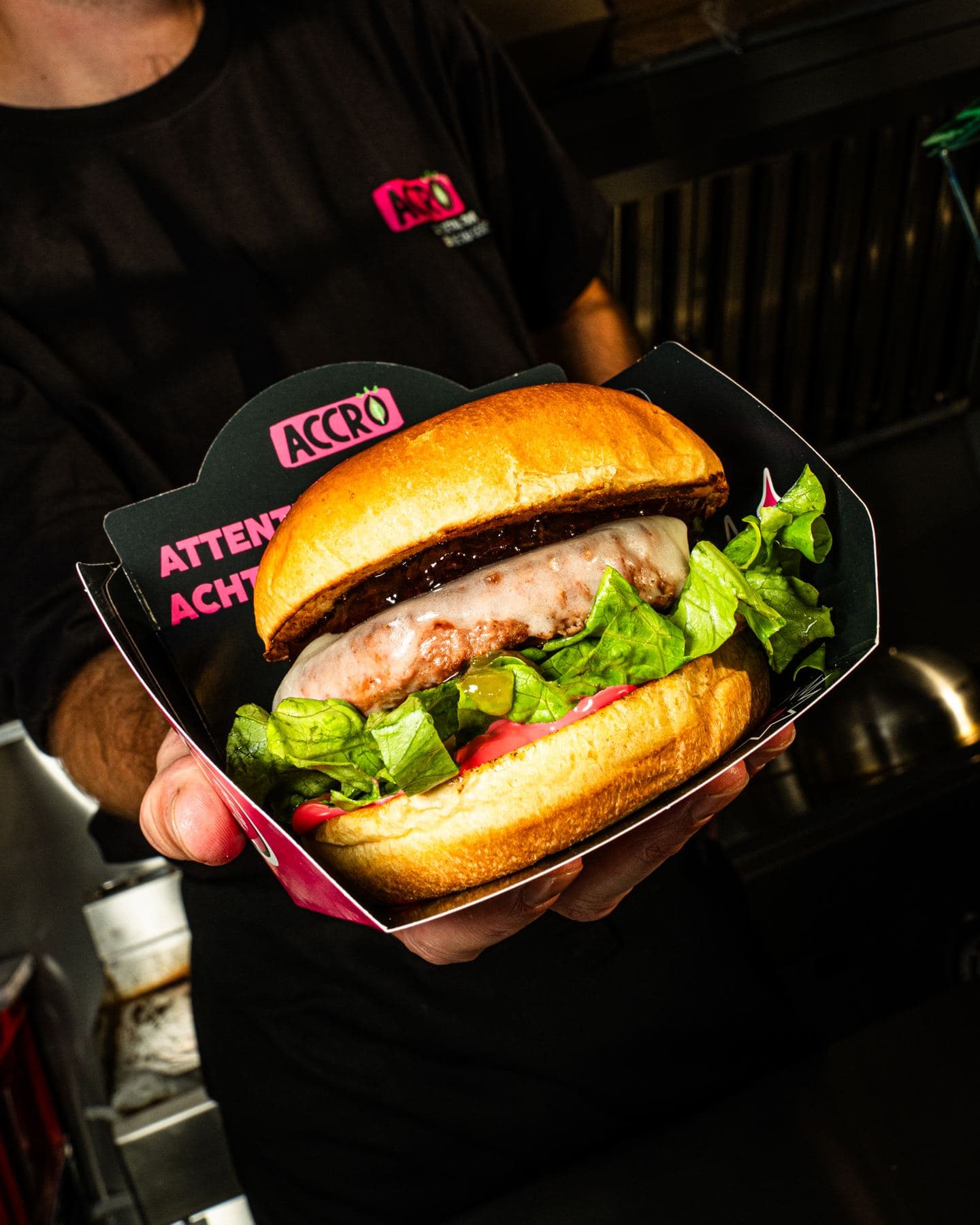 Hamburger fatto in casa servito dal food truck Accro