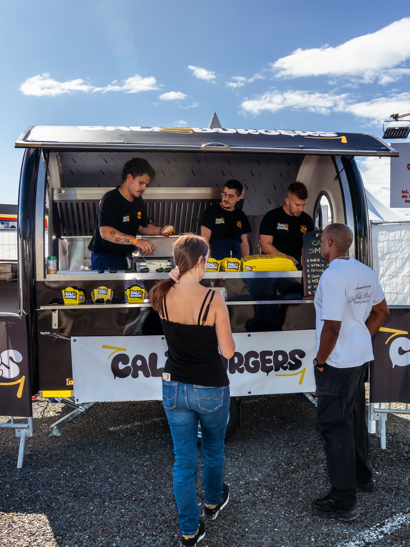 Clienti al bancone di un rimorchio food truck hamburger