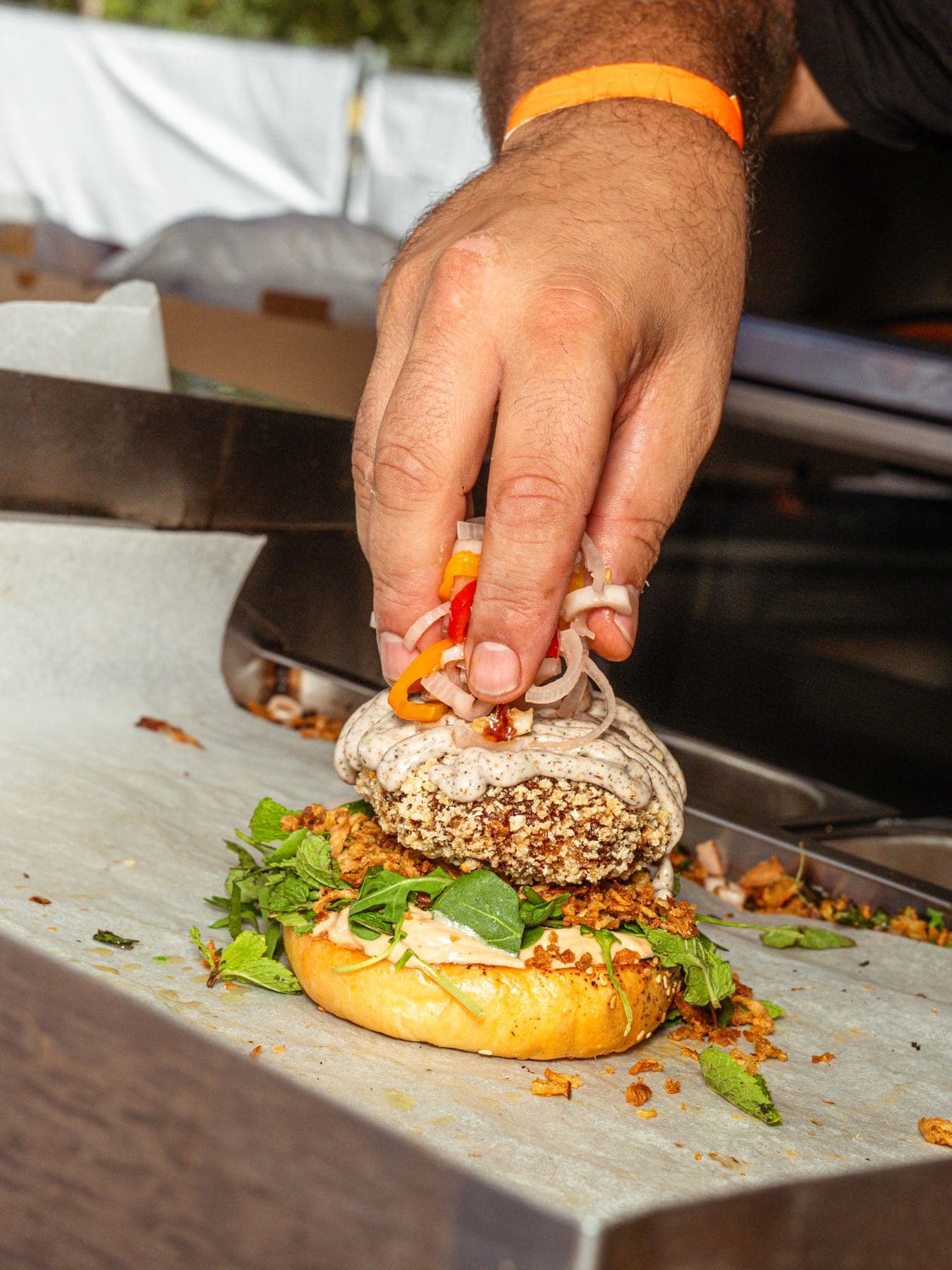 Hamburger appena preparato sul bancone di un rimorchio food truck