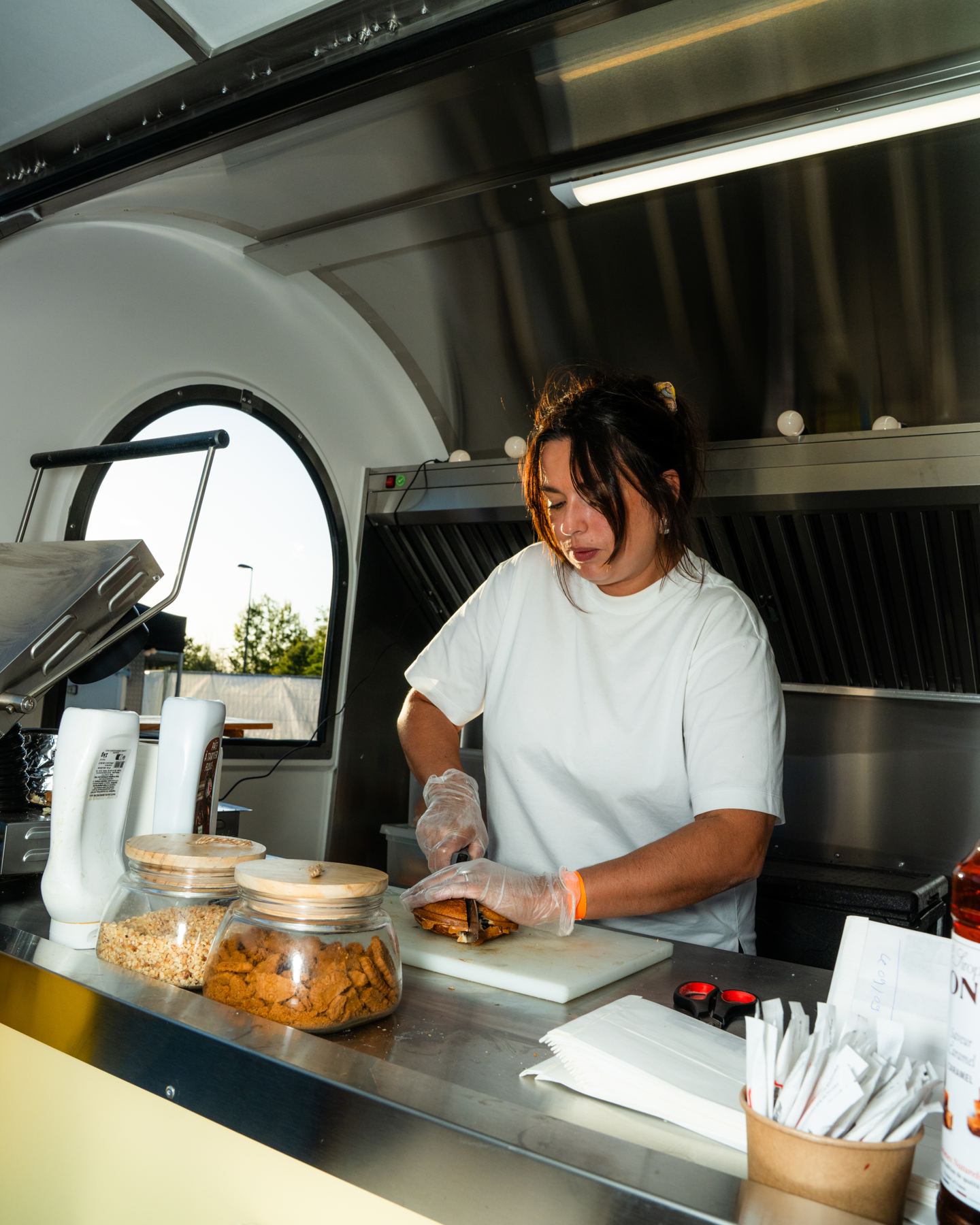 Taglio sul piano di lavoro in acciaio inox di un rimorchio food truck