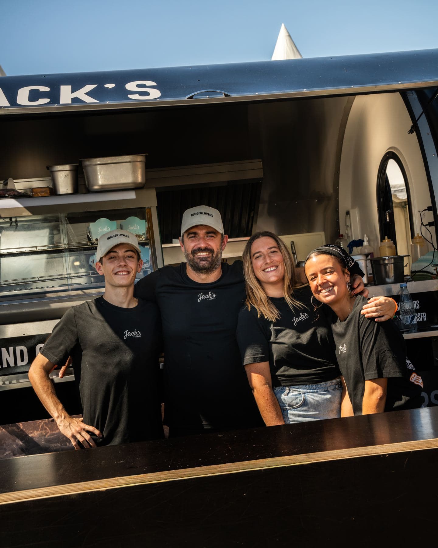 Il team di Jack’s Burger nel proprio rimorchio food truck