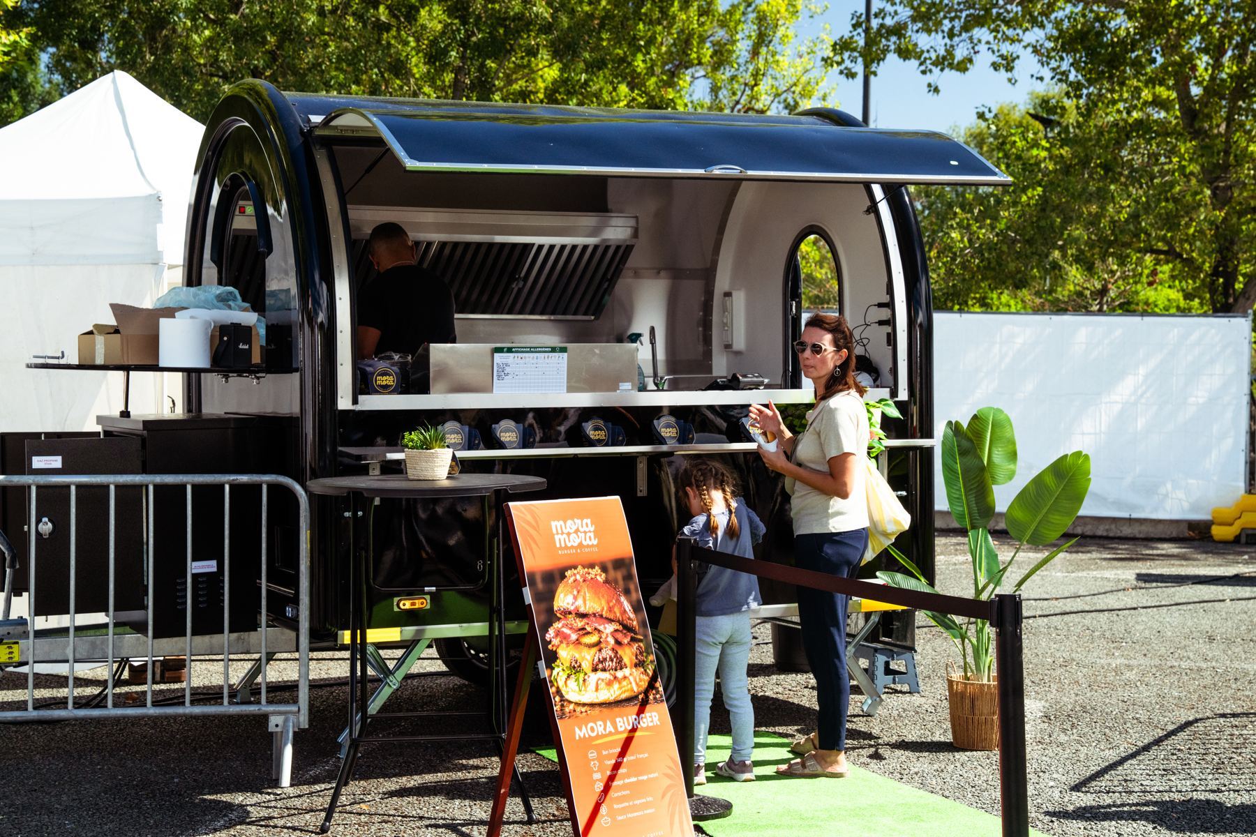 Rimorchio food truck hamburger di Jack’s Burger, pronto per il servizio