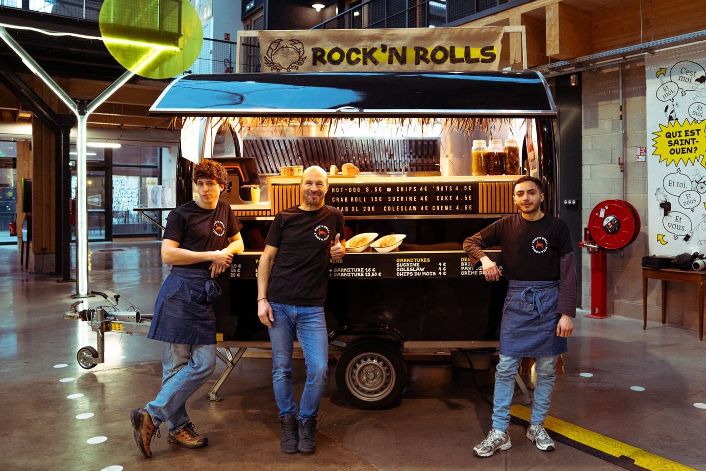 Aprire un food truck: il team di Rock’n Rolls davanti al proprio rimorchio, in un food court