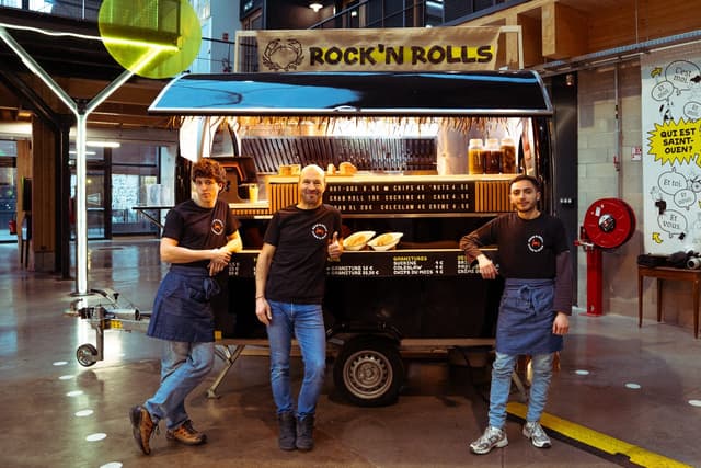 Aprire un food truck: il team di Rock’n Rolls davanti al proprio rimorchio, in un food court