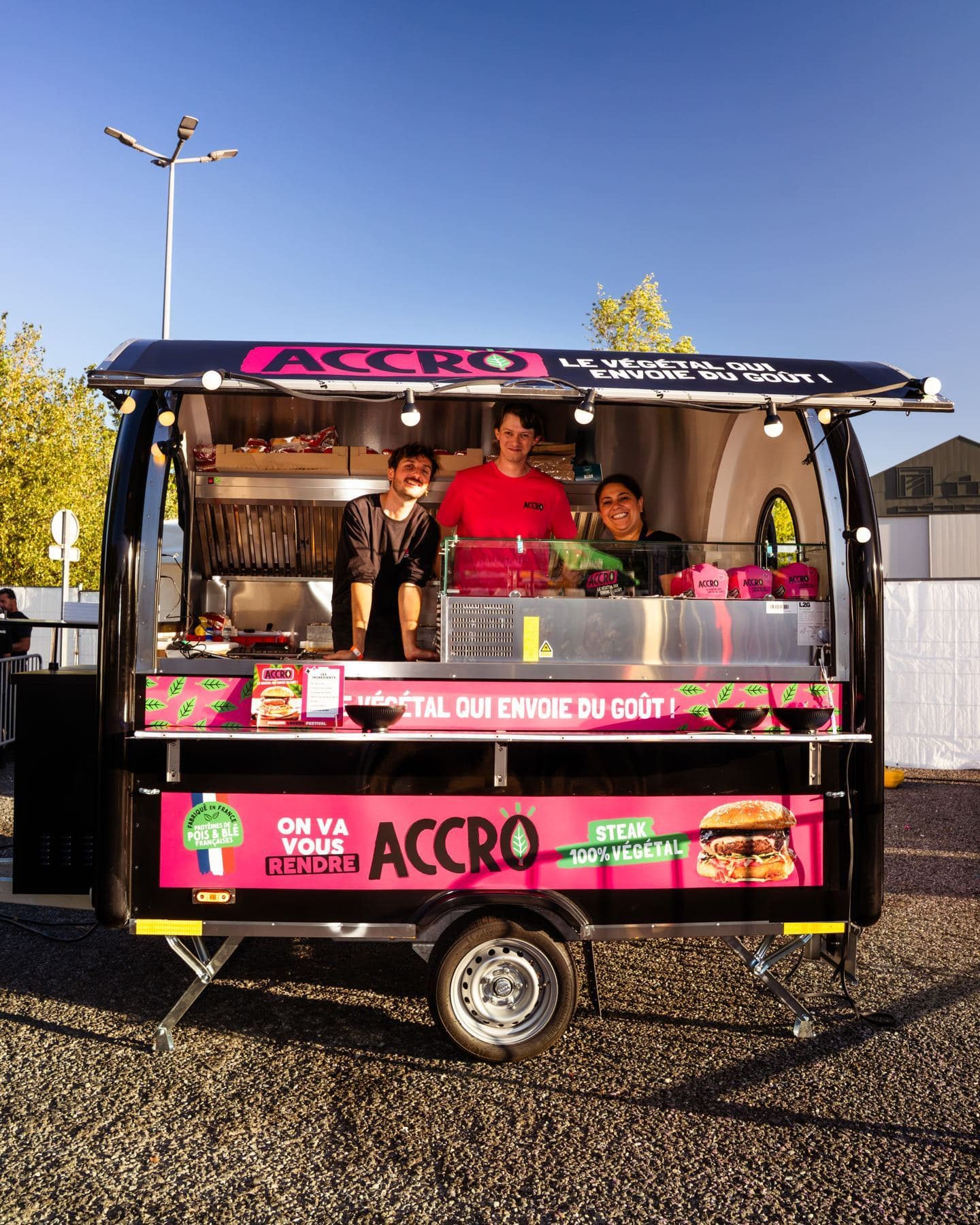 Rimorchio food truck hamburger di Accro, sistemato e pronto per il servizio