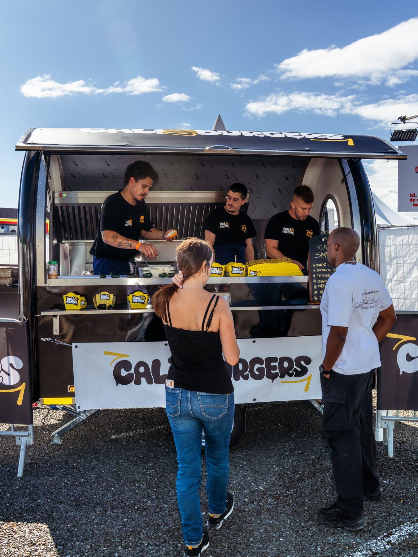 Clienti al bancone di un rimorchio food truck hamburger